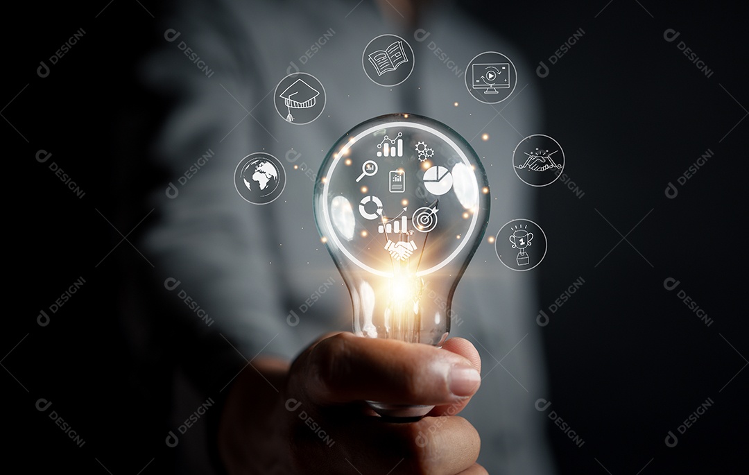 Mão de homem segurando lâmpada com aprendizagem educar e conceito de graduação.