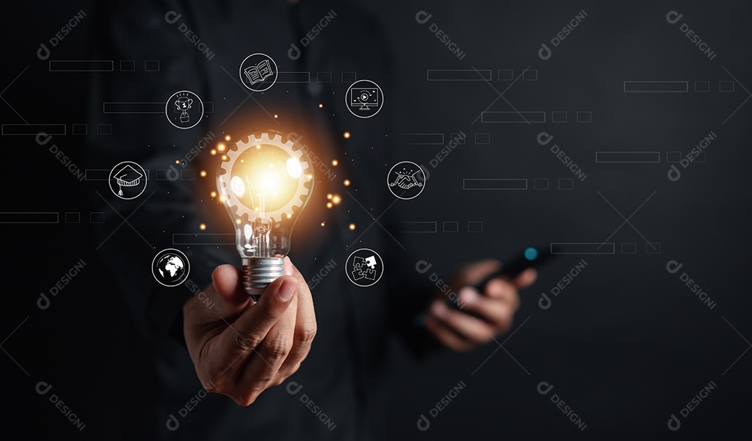 Mão de homem segurando lâmpada com aprendizagem educar e graduação