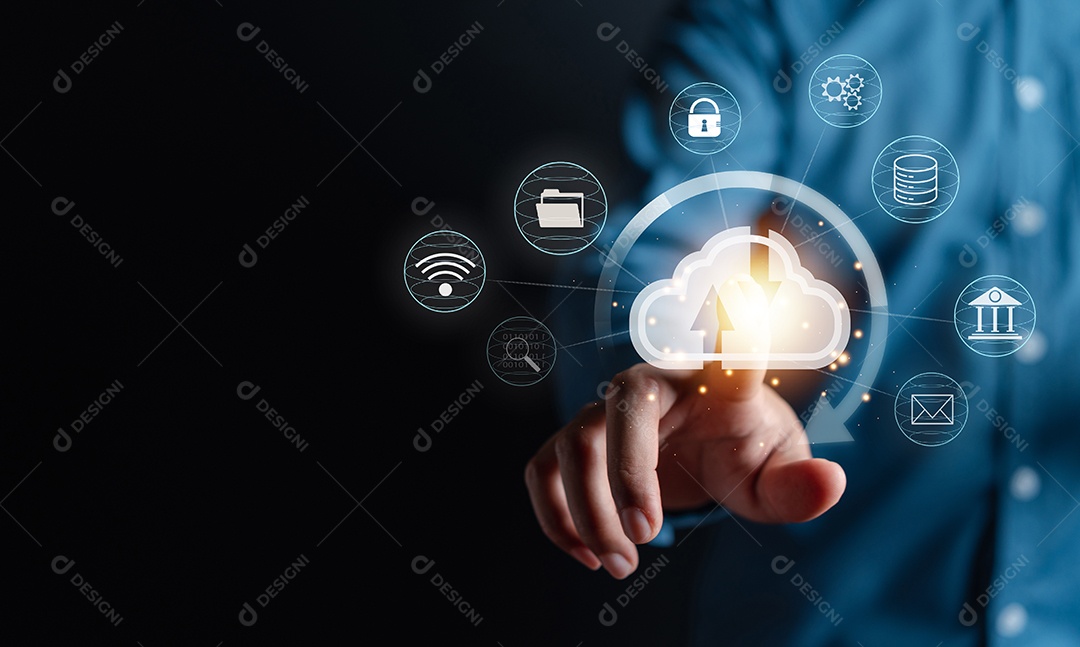 Empresário tocando computação em nuvem para baixar e carregar informações de dados