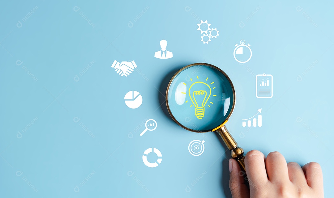 Foco de lupa para ícone de lâmpada que para mente, criativo, ideia, inovação, liderança de desenvolvimento