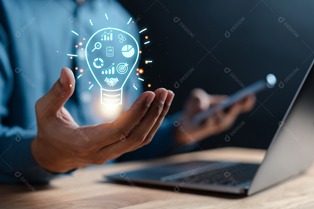 Empresário mostrando lâmpada com liderança de desenvolvimento de planejamento de alvo de negócios e grupo-alvo do cliente