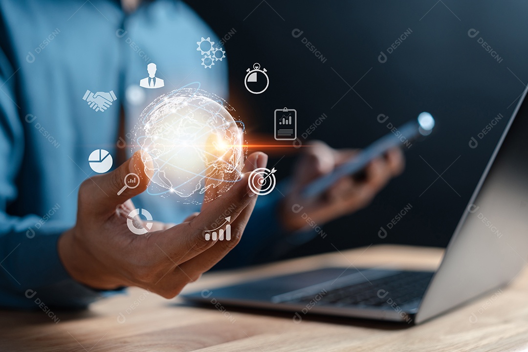 Empresário usando liderança de desenvolvimento de planejamento de computador e grupo-alvo de clientes com tecnologia