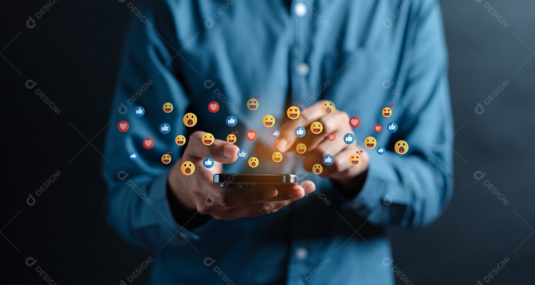 Homem usando mídia social e digital online, homem usando telefone inteligente com mídia social.