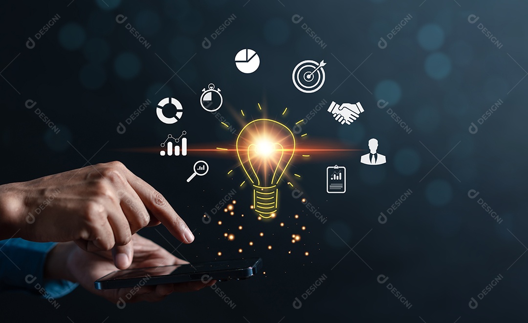 O empresário usa o ícone de ideia de negócio de alvo de gerenciamento de smartphone