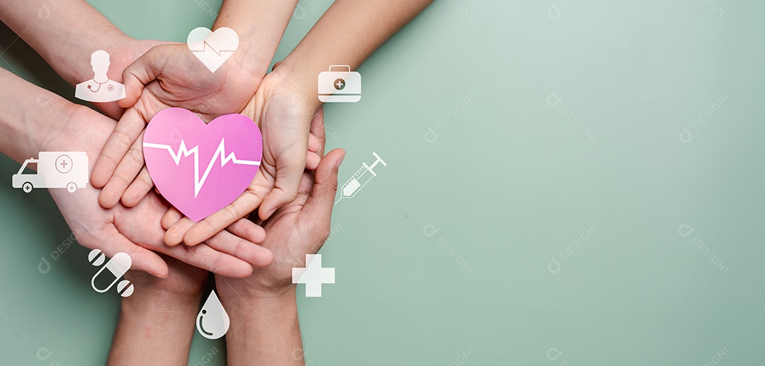 Mãos de adultos e crianças segurando doação de coração vermelho com cardiograma de pulso