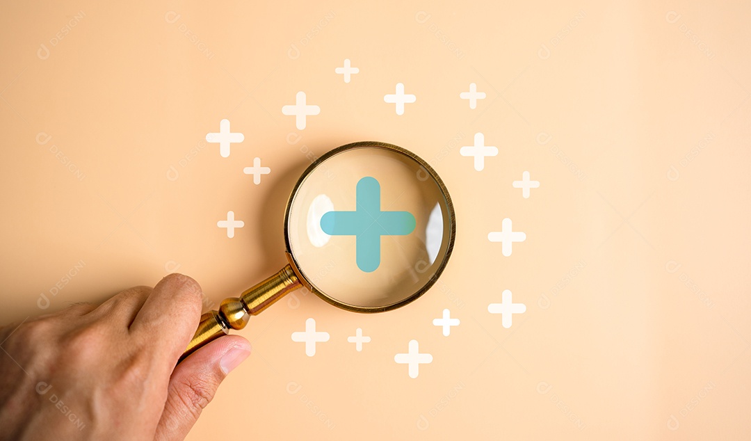 Foco da lupa no ícone de valor agregado e lucro para beneficiar o crescimento e o desenvolvimento nos negócios