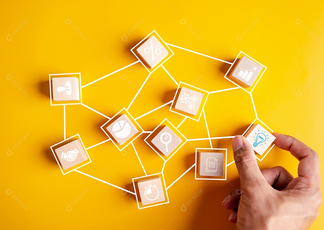 Ícone de lâmpada que para mente, criatividade, ideia, inovação, motivação no cubo de madeira