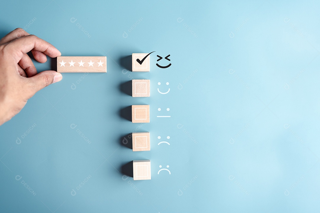 Conceito de satisfação do cliente. mão de empresário para dar 5 estrelas. Excelente experiência de classificação de negócios.