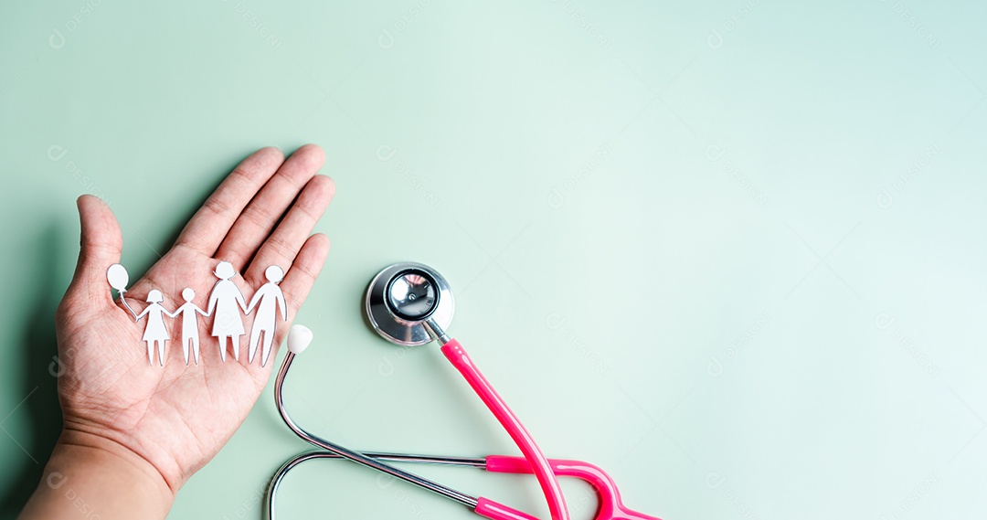 Família de papel cortada mostrando na mão com estetoscópio, casa de família, orfanato
