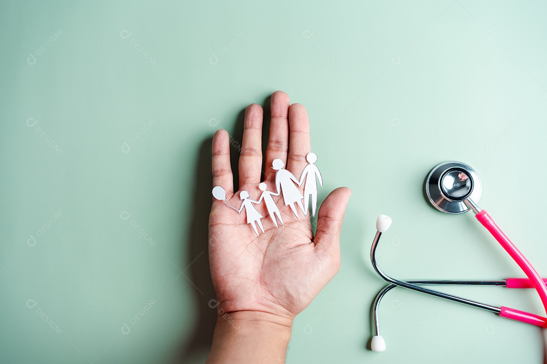Família de papel cortada mostrando na mão com estetoscópio, casa de família, orfanato