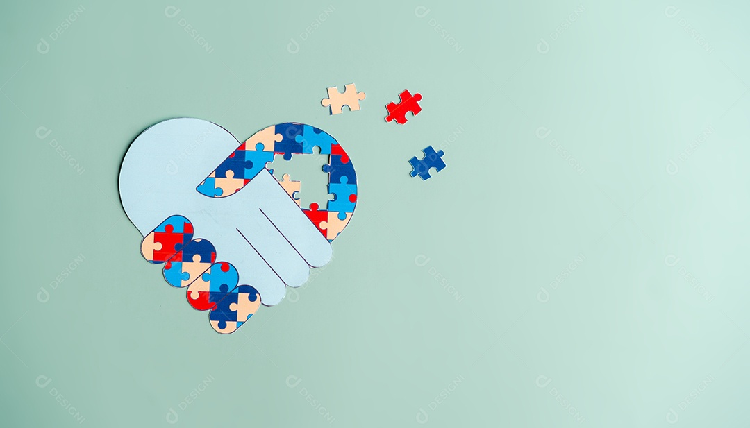 Papel de símbolo de quebra-cabeça de cor cortado de conscientização para apoio à família de transtorno do espectro do autismo.