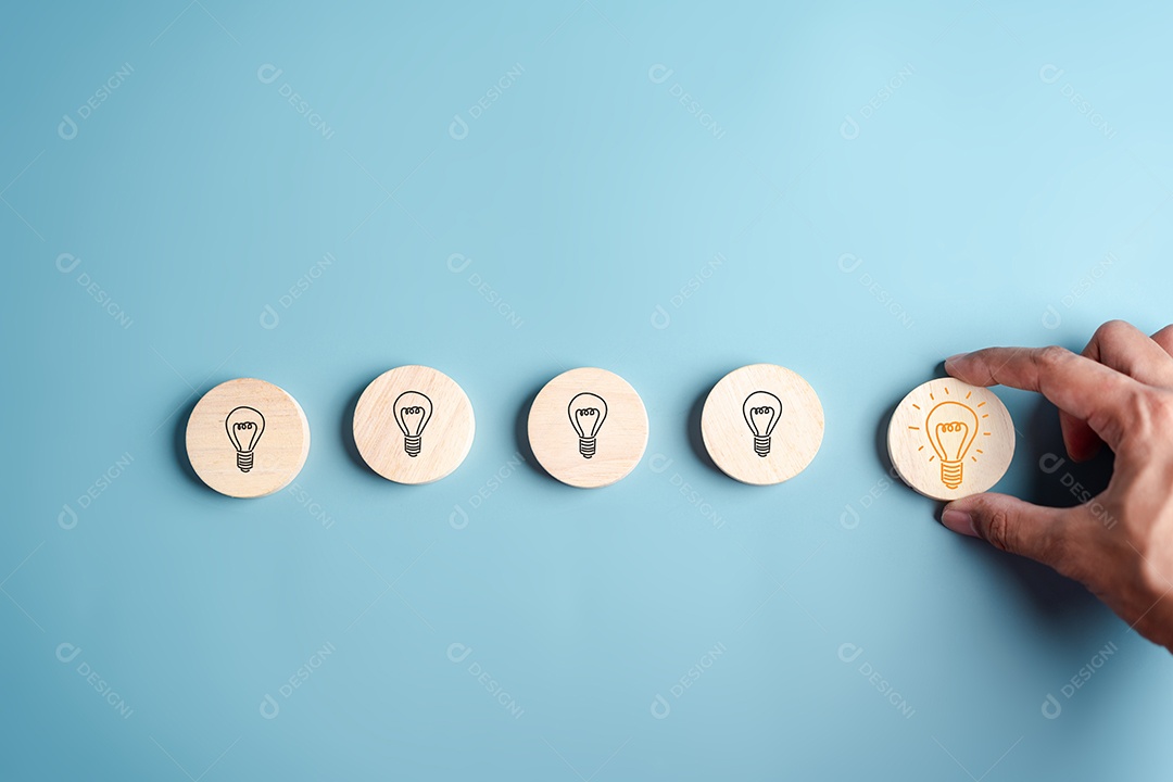 Ícone de lâmpada com iluminação que para mente, criatividade, ideia, inovação, motivação