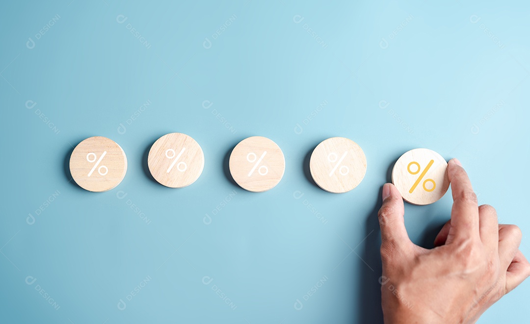 Sinal de porcentagem de mão organizando blocos de madeira empilhados