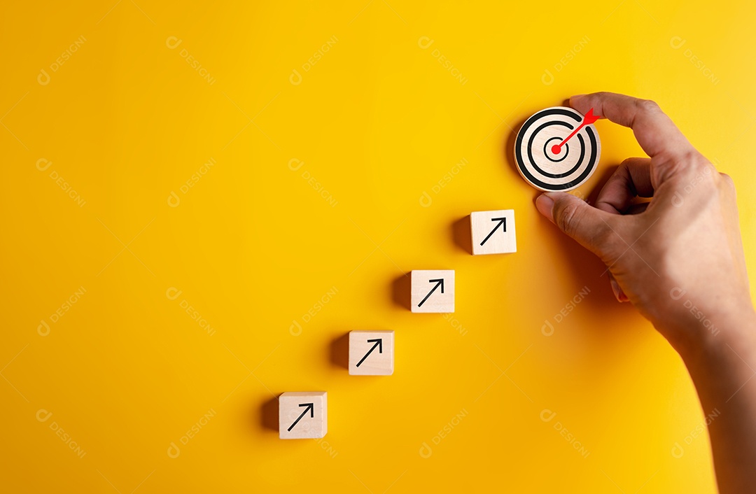 Conceito de realização de sucesso de crescimento de negócios, mão organizando o empilhamento