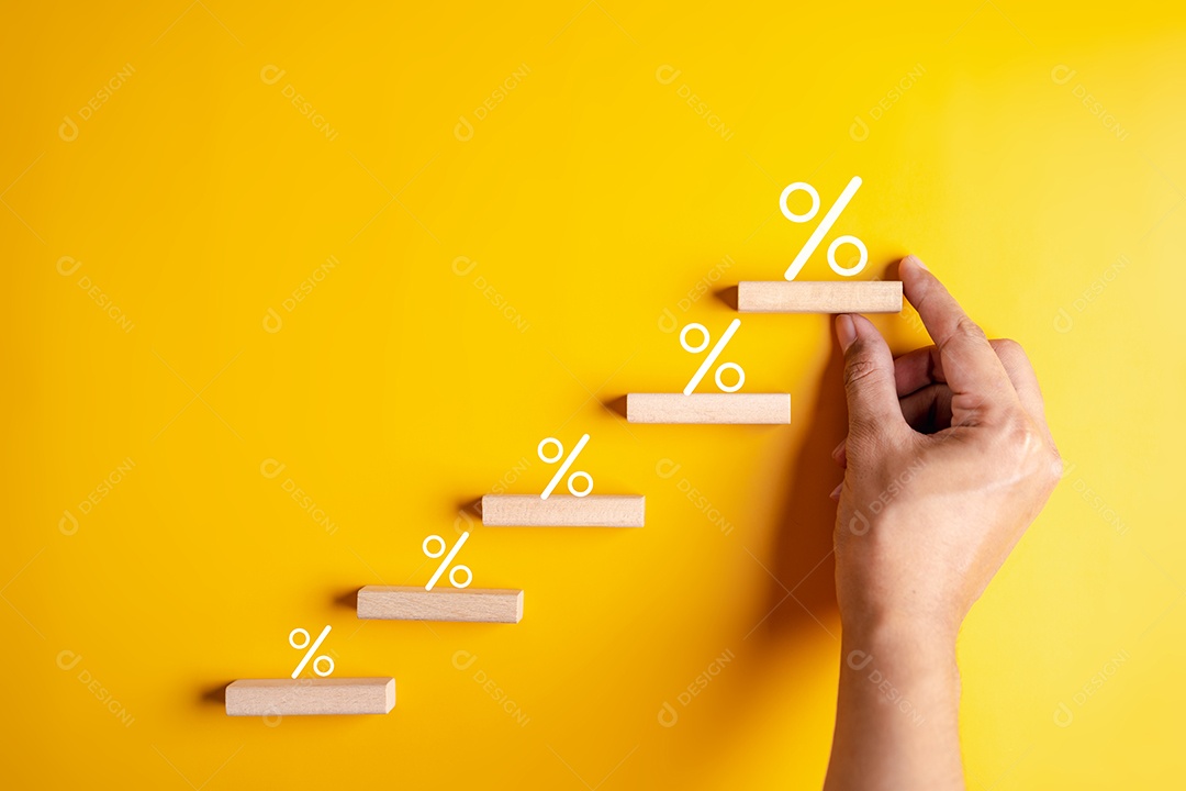 Sinal de porcentagem de mão organizando blocos de madeira empilhados como escada degrau com símbolo de porcentagem