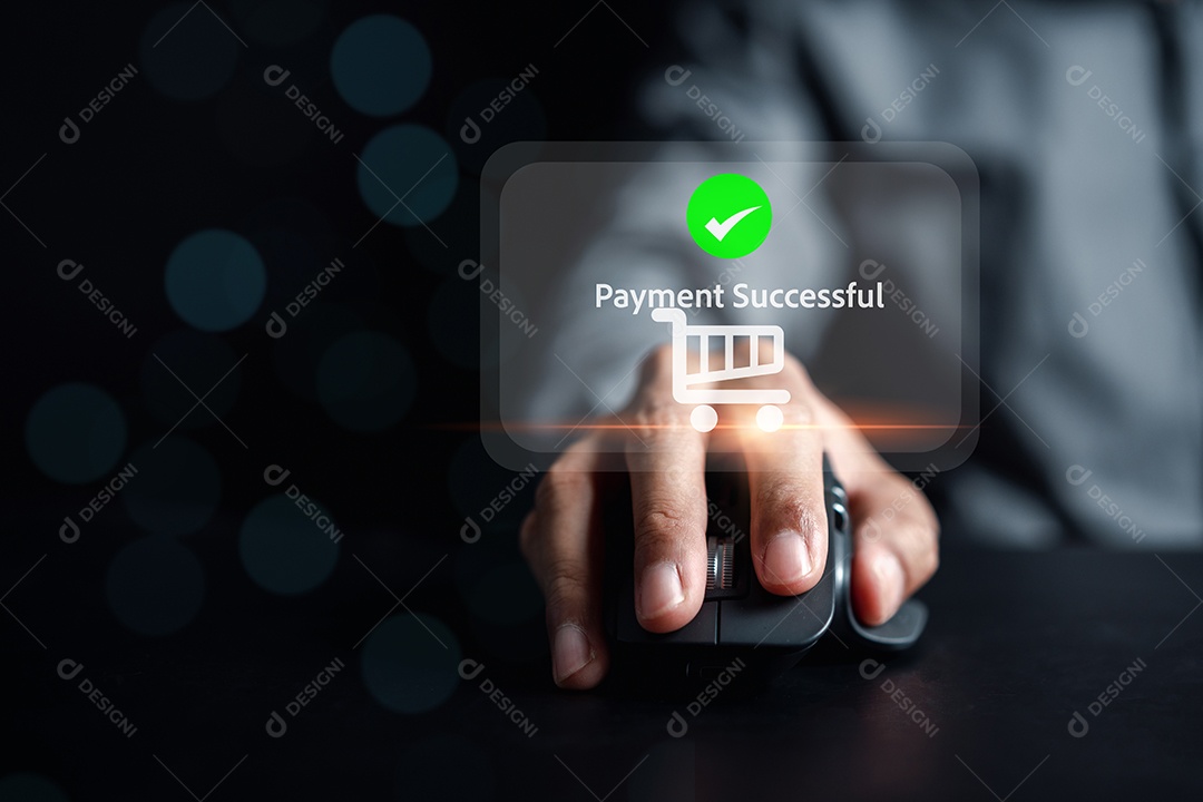 Mão de homem usando o mouse do computador, acesso ao pagamento de pagamentos on-line