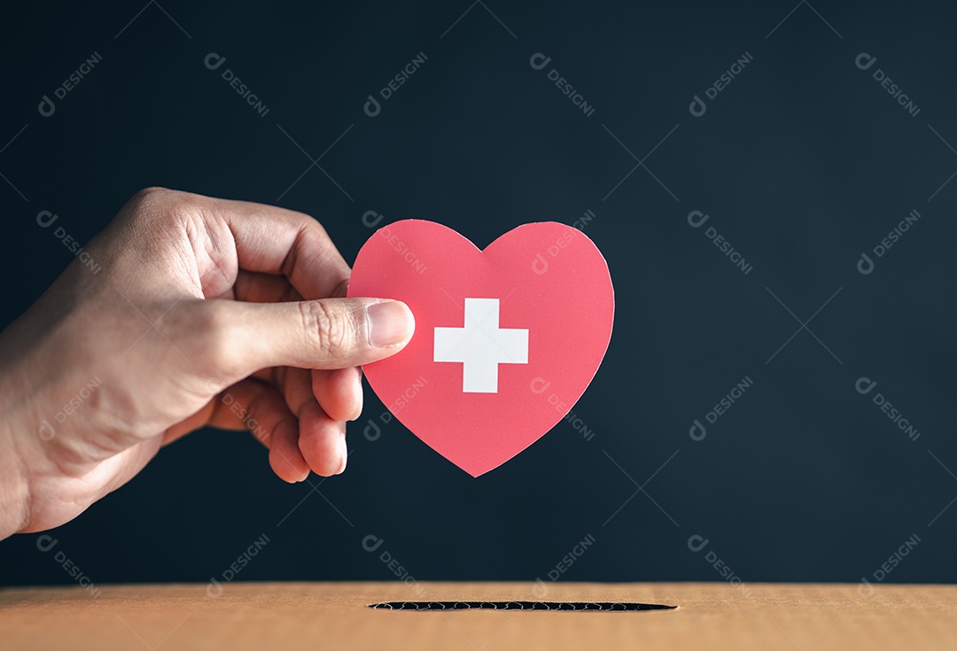 As mãos soltam papel de sangue cortado na caixa de doação, transfusão de sangue, dia mundial do doador