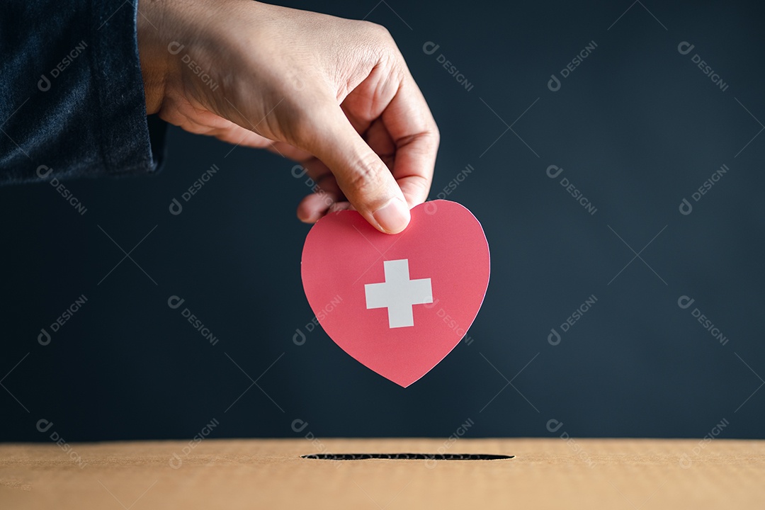 Mãos soltam papel de sangue cortado na caixa de doação, transfusão de sangue, dia mundial do doador de sangue