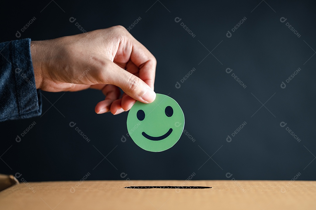 Mão dando sorriso feliz na caixa de comentários, usuário dando boa classificação de feedback