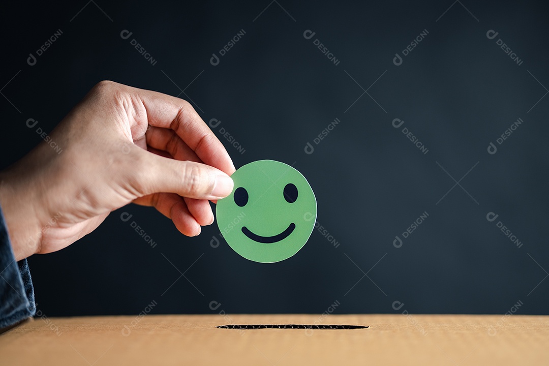 Mão dando sorriso feliz na caixa de comentários, usuário dando boa classificação de feedback