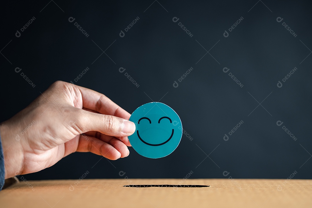 Mão dando sorriso feliz na caixa de comentários, usuário dando boa classificação de feedback