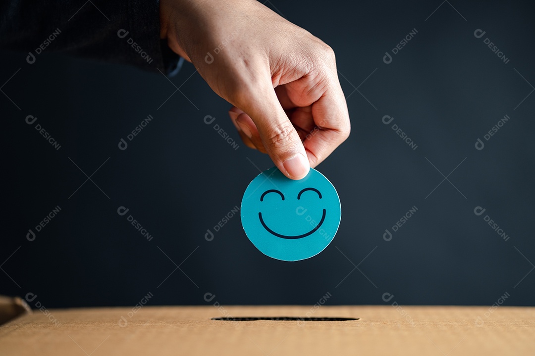 Mão dando sorriso feliz na caixa de comentários, usuário dando boa classificação de feedback