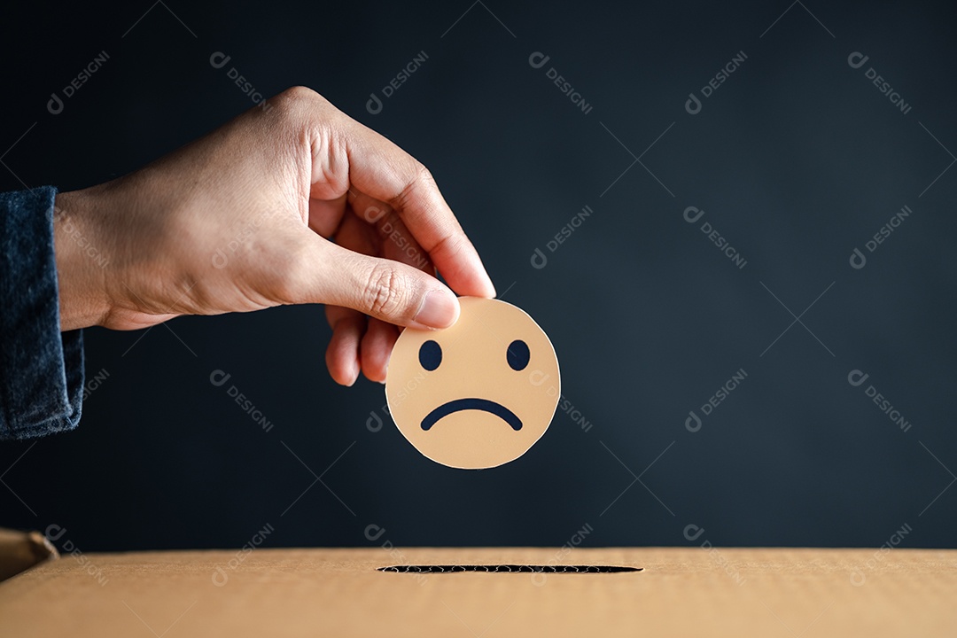 A experiência do cliente insatisfeita escolhe o corte de papel do emoticon de rosto ruim e solta na caixa de comentários.