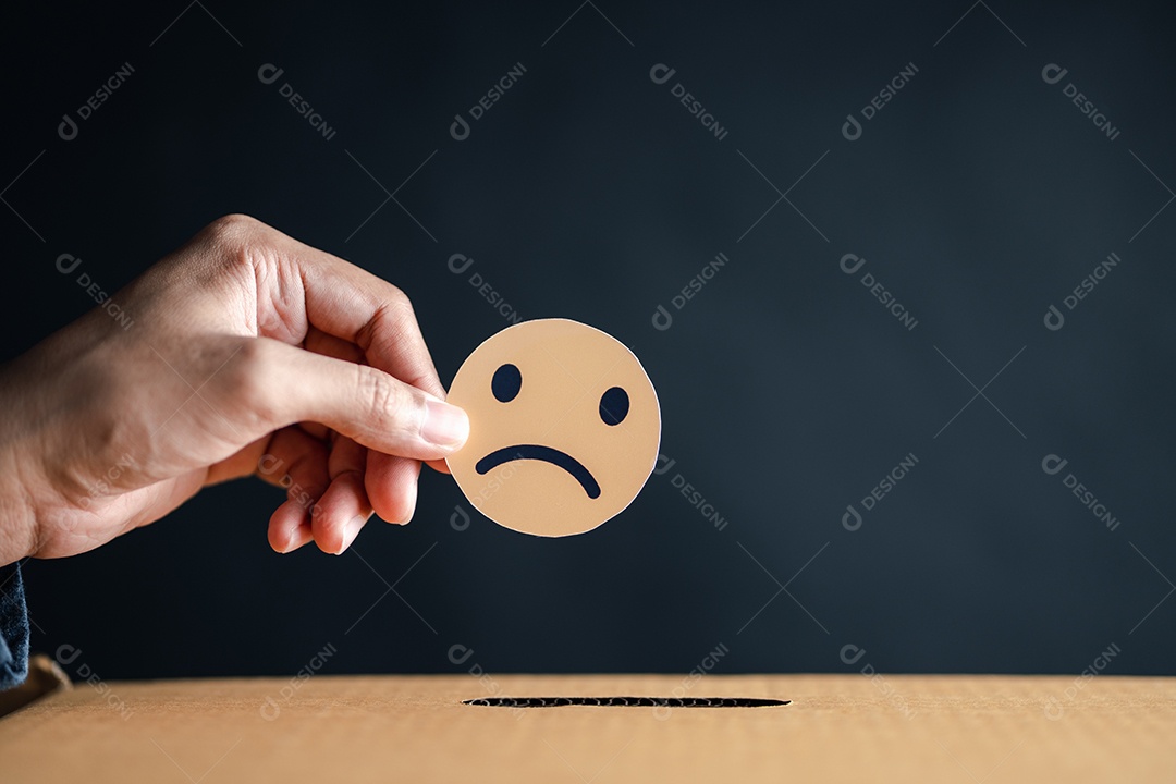 A experiência do cliente insatisfeita escolhe o corte de papel do emoticon de rosto ruim e solta na caixa de comentários.