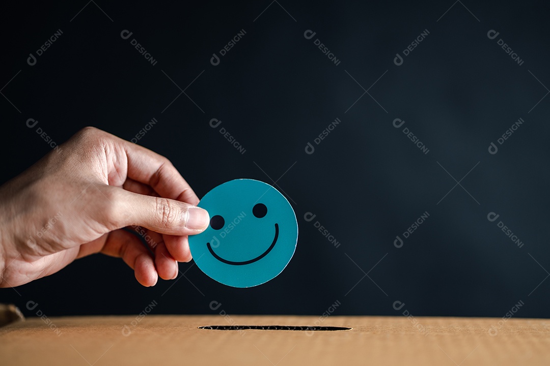 Mão dando sorriso feliz na caixa de comentários, usuário dando boa classificação de feedback