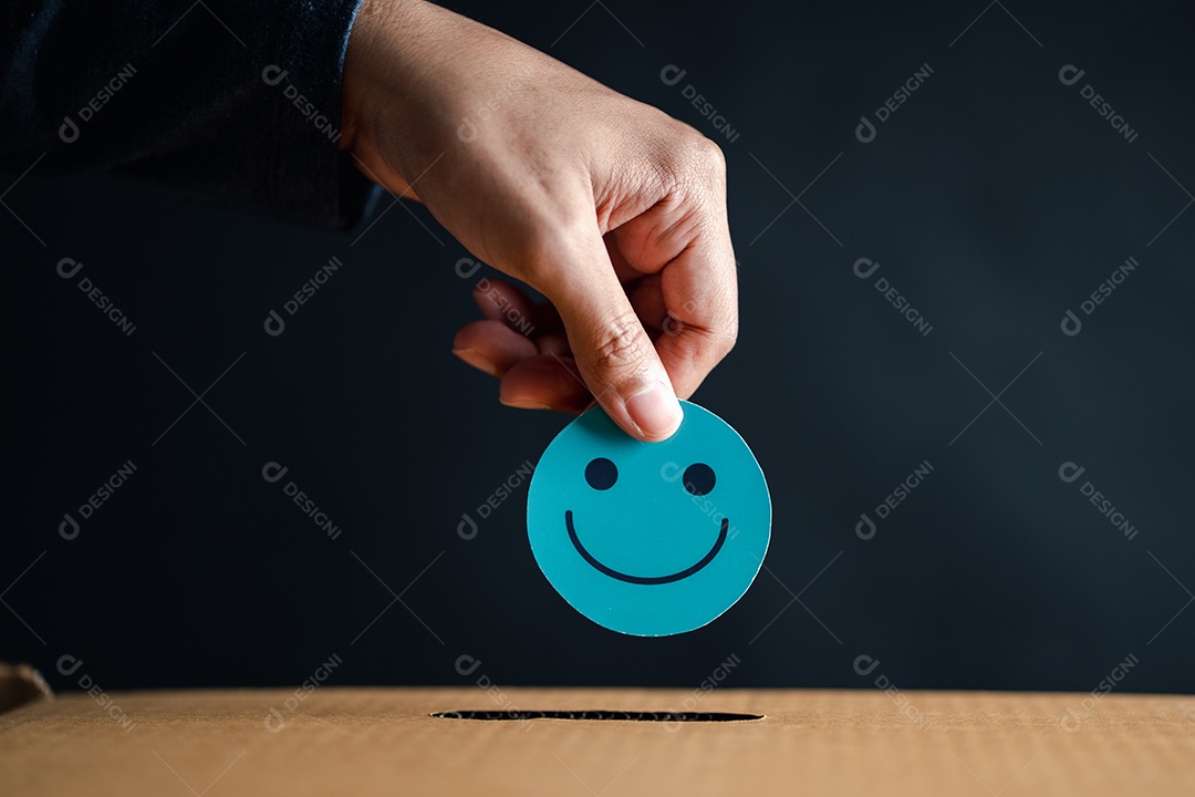 Mão dando sorriso feliz na caixa de comentários, usuário dando boa classificação de feedback