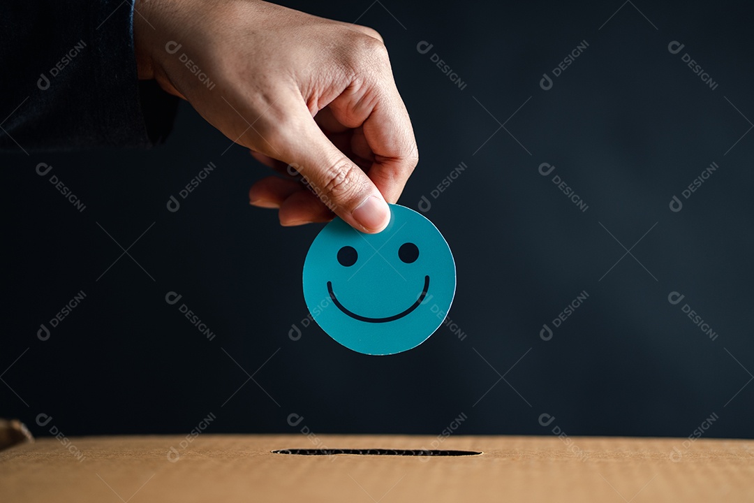 Mão dando sorriso feliz na caixa de comentários, usuário dando boa classificação de feedback