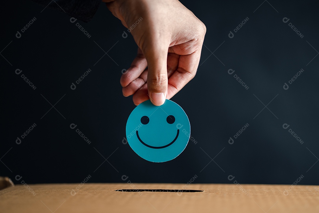 Mão dando sorriso feliz na caixa de comentários, usuário dando boa classificação de feedback