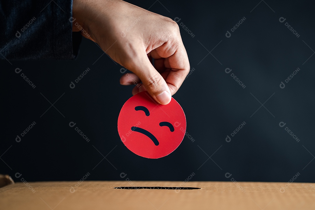 A experiência do cliente insatisfeita escolhe o corte de papel do emoticon de rosto ruim e solta na caixa de comentários.