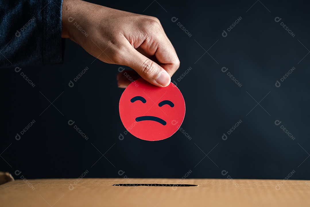 A experiência do cliente insatisfeita escolhe o corte de papel do emoticon de rosto ruim e solta na caixa de comentários.