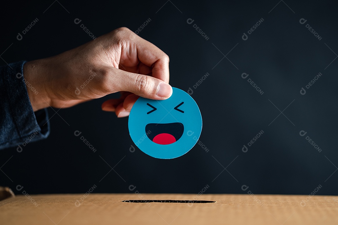 Mão dando sorriso feliz na caixa de comentários, usuário dando boa classificação de feedback