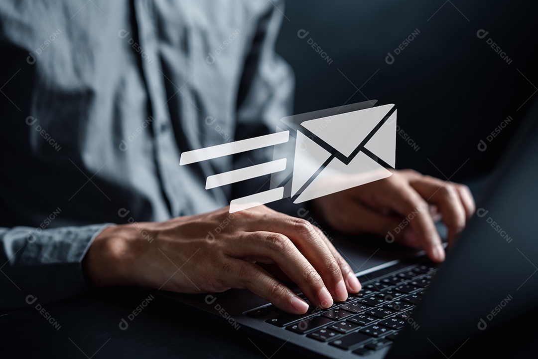 Empresário enviando e-mail por computador portátil para o cliente