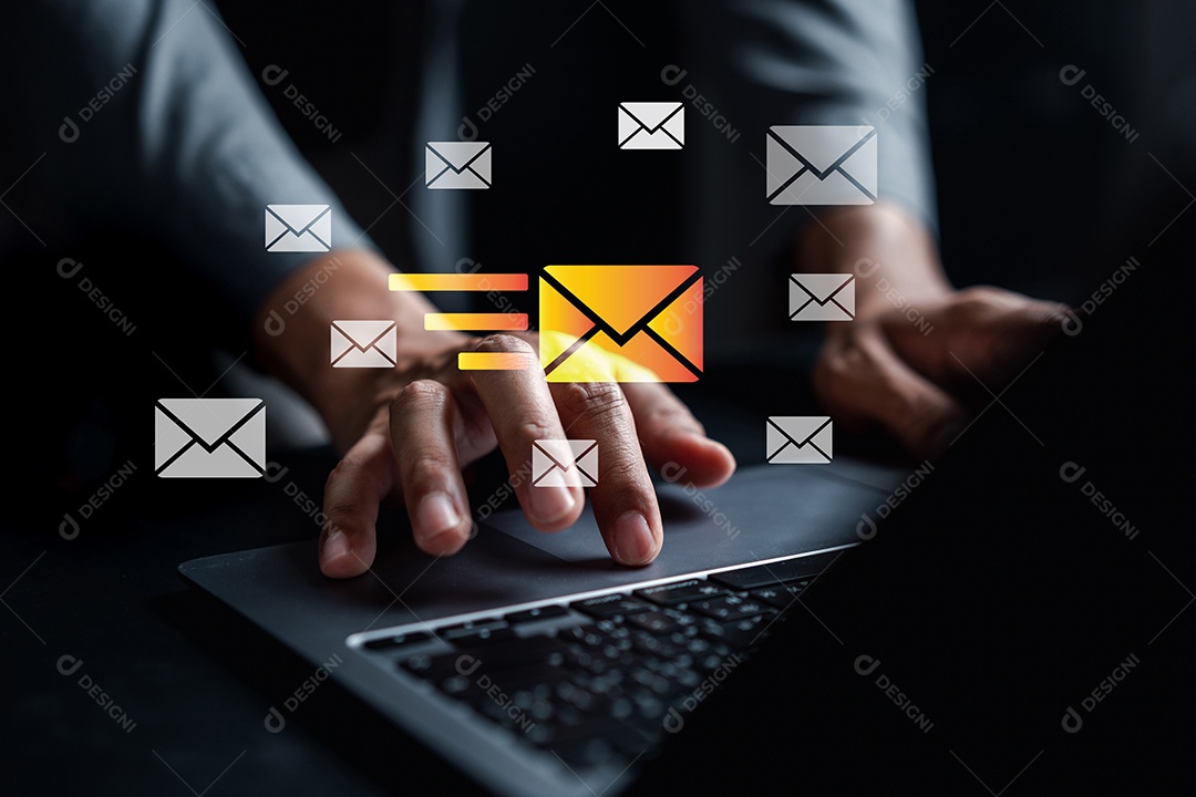 Empresário enviando e-mail por computador portátil para o cliente