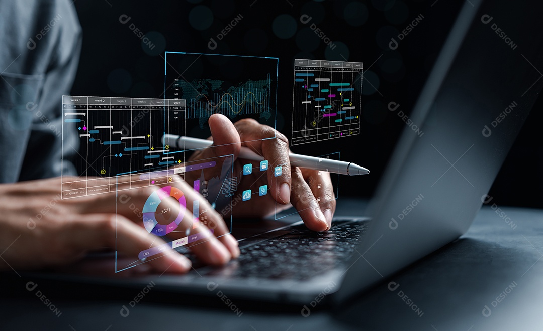 Analista trabalhando com computador em Business Analytics