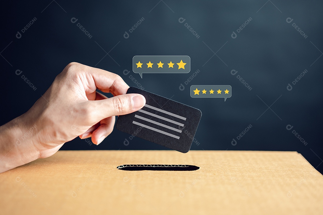 Experiências do cliente dando cinco estrelas e revisão de rosto sorridente