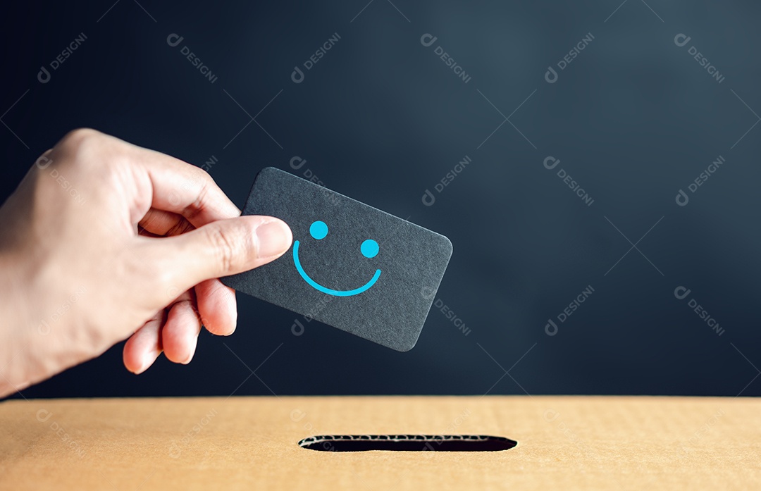 Experiências do cliente dando cinco estrelas e revisão de rosto sorridente