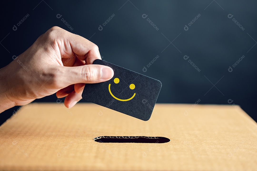 Experiências do cliente dando cinco estrelas e revisão de rosto sorridente