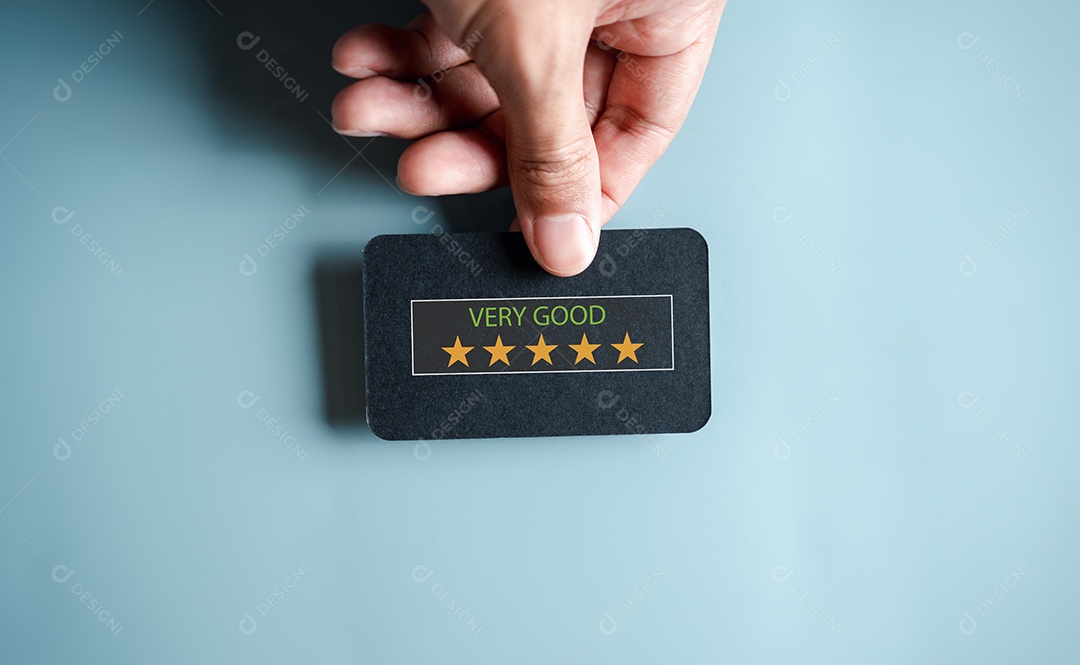 Experiências do cliente dando cinco estrelas e revisão de rosto sorridente