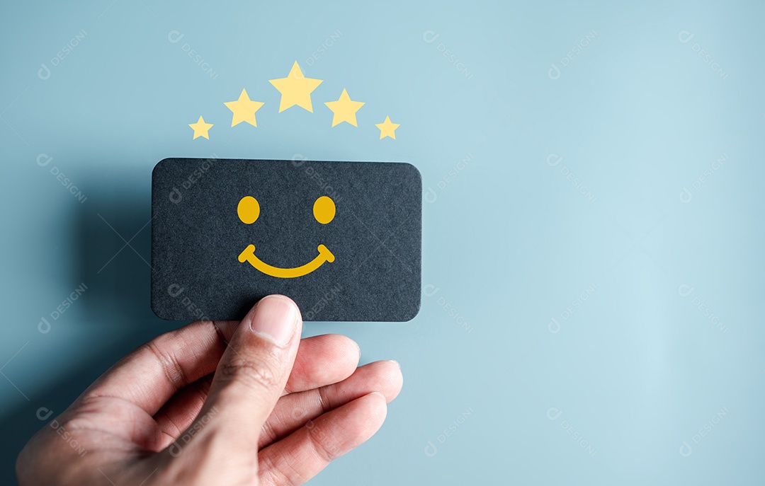 Experiências do cliente dando cinco estrelas e revisão de rosto sorridente