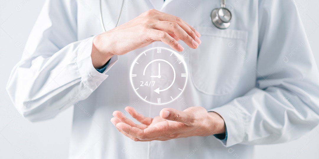 Médico em uniforme de jaleco branco segurando ícone de serviço 24/7 para assistência ao paciente