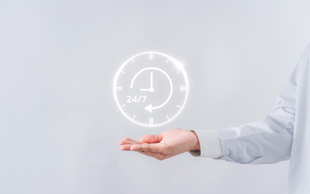 Médico em uniforme de jaleco branco segurando ícone de serviço 24/7 para assistência ao paciente