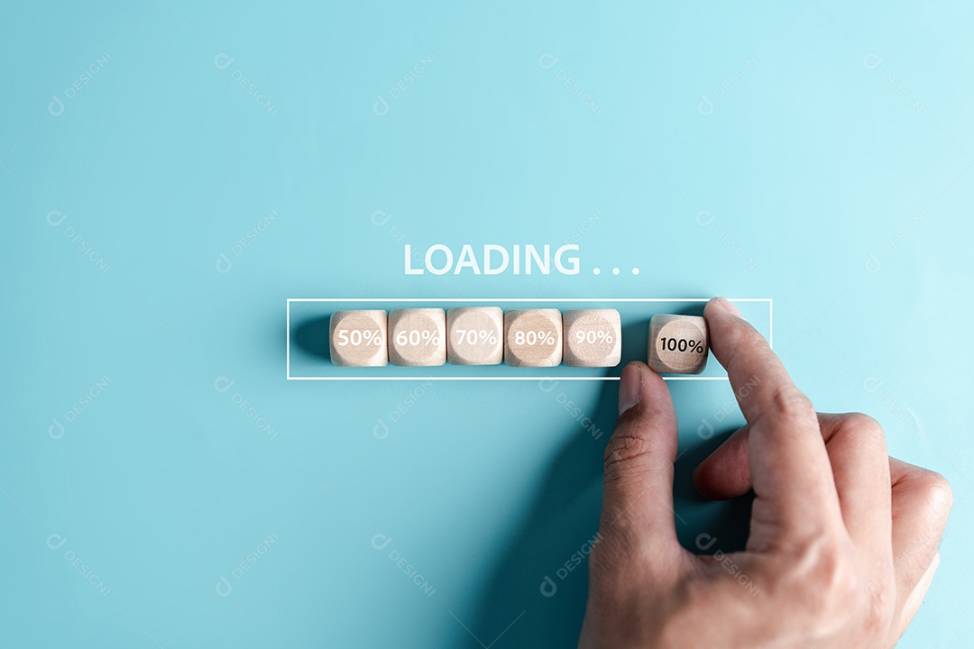 Ícone de taxa percentual crescente no bloco de madeira.