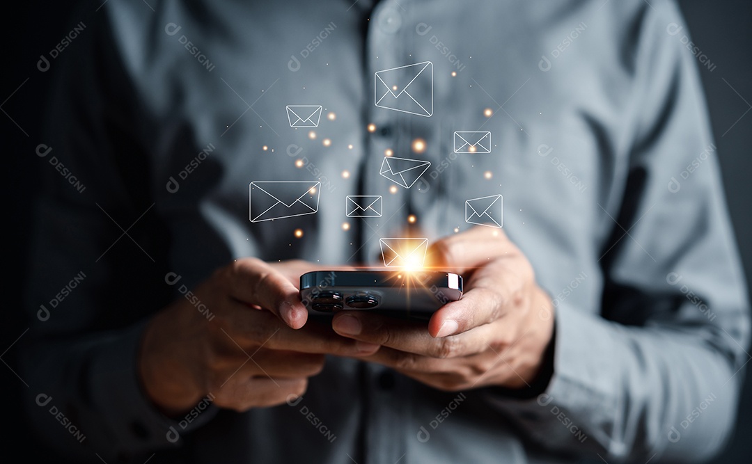 Empresário enviando e-mail por smartphone para o cliente, contato comercial e comunicação