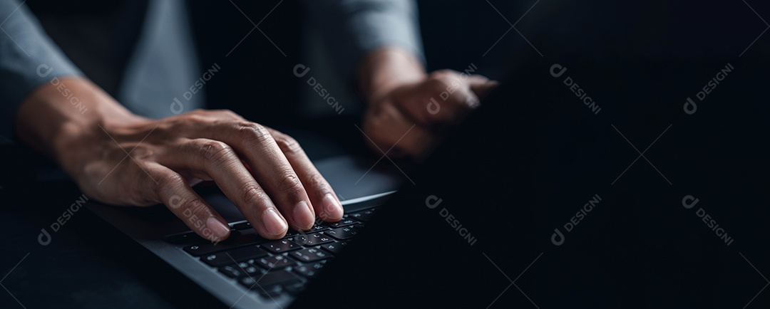 Portátil de trabalho do homem de negócios. negócios de ações Crescimento, progresso ou sucesso dos negócios.