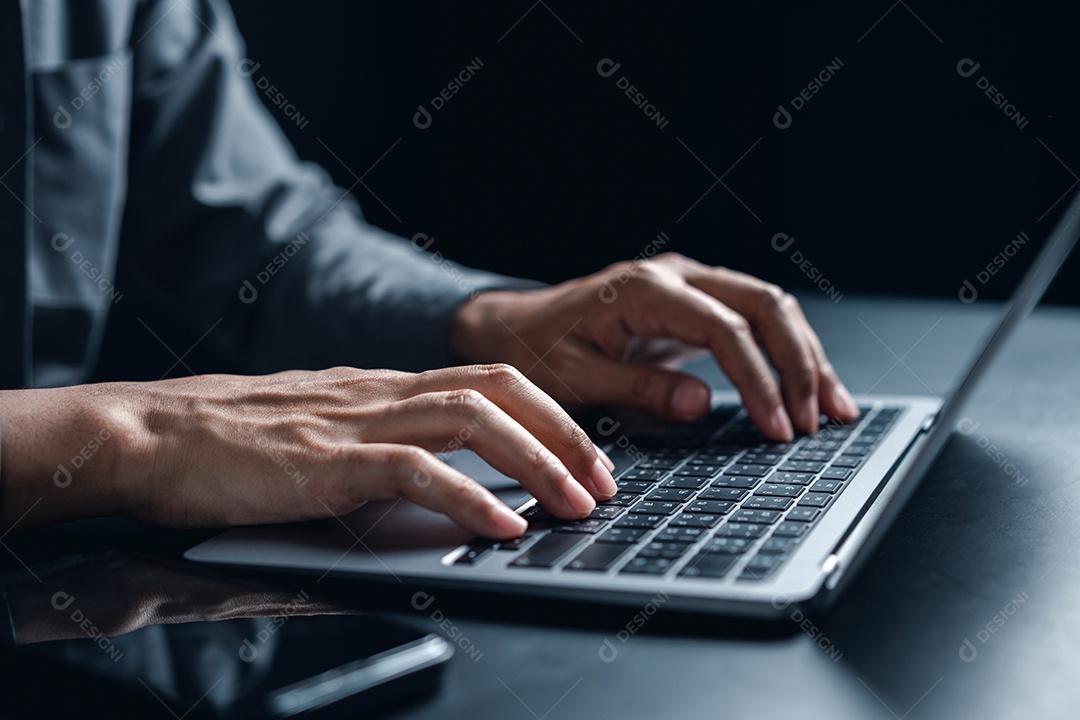 Portátil de trabalho do homem de negócios. negócios de ações Crescimento, progresso ou sucesso dos negócios.