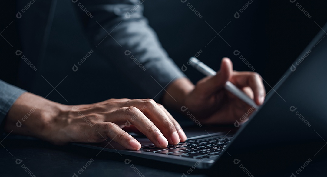 Portátil de trabalho do homem de negócios. negócios de ações Crescimento, progresso ou sucesso dos negócios.